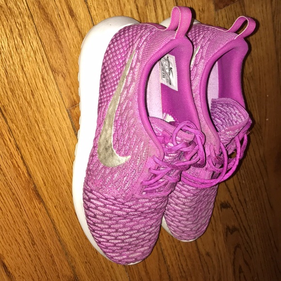 Nike Shoes - NIKE ROSHE